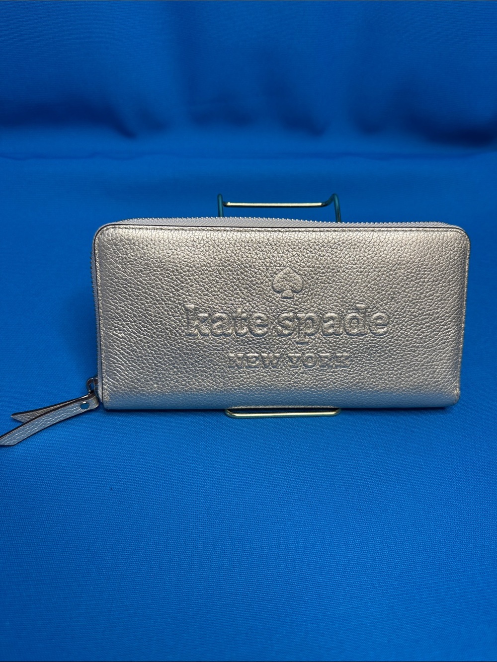 KATE SPADE NEW YORK LARCHMONT AVENUE PEBBLED LEATHER SILVER METALLIC ZIP WALLET